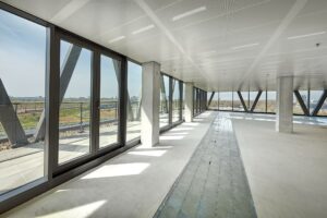 Licht en modern kantoorpand aan de Joan Muyskenweg met grote ramen en uitzicht op de omgeving.